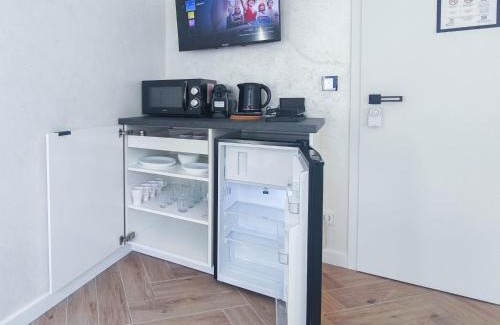 Stuttgart House | ALFA Stuttgart Doppelzimmer Teeküche Porsche Bosch l Gemeinschaftsbad WIFI SmartTV l Double room with kitchenette and shared bathroom BS21A8