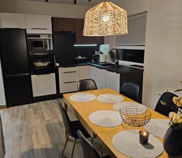 Lasowka Villa | All Season Lasówka - Klimatyzowana Willa 10 osobowa z widokiem na góry, Sauna opalana drewnem, Jacuzzi 4km do Zieleniec SKI Arena