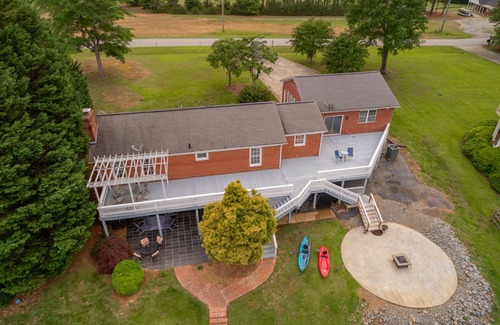 Myrick Estates House | All the comforts of home in a gorgeous, relaxing lakefront home