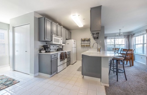 Hood River House | Alley's 22 Condo with Direct Deck Access by RedAwning