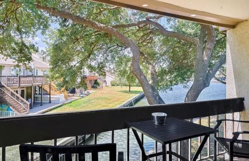 Walden on Lake Conroe Apartment | Alluring Lakefront Condo