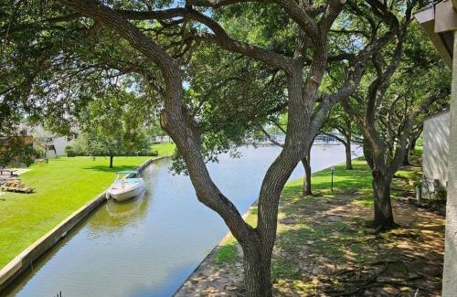 Walden on Lake Conroe Apartment | Alluring Lakefront Condo