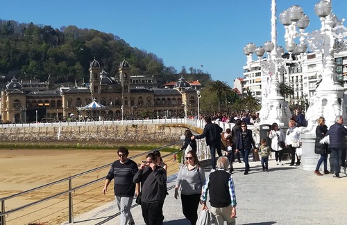 Gros House | Alojamiento ideally ubicado. Cama grande