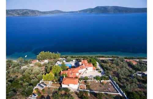 Nimfea Apartment | Alonissos beach villa 5 steps away from the sea