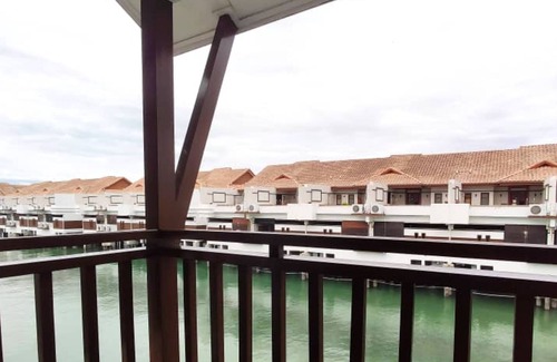 Taman Tanjung House | Alpine LXPD Water Chalet