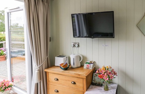 Bretforton Cottage | ALSTROEMERIA, romantic, character holiday cottage in Bretforton