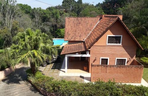 Ibiuna House | Alugo linda casa de campo perto de São Paulo com ótimo jardim, piscina e lareira.