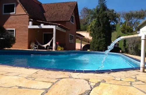 Ibiuna House | Alugo linda casa de campo perto de São Paulo com ótimo jardim, piscina e lareira.