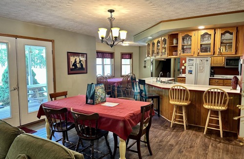 Accident House | Alvie House: 5 min from Wisp&DCL, Outdoor Fire Pit, Fireplaces, Country Kitchen