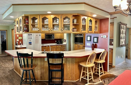 Accident House | Alvie House: 5 min from Wisp&DCL, Outdoor Fire Pit, Fireplaces, Country Kitchen