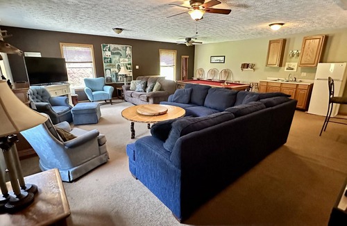 Accident House | Alvie House: 5 min from Wisp&DCL, Outdoor Fire Pit, Fireplaces, Country Kitchen