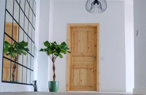 Lahr Apartment | AMAO Brown - City Center - 85 m2 - King-Size Bed - Private Parking - Storchenturm - bis 10 Pers 2Whg