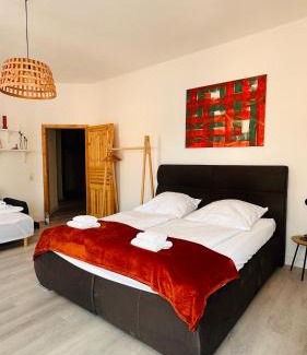 Lahr Apartment | AMAO Brown - City Center - 85 m2 - King-Size Bed - Private Parking - Storchenturm - bis 10 Pers 2Whg