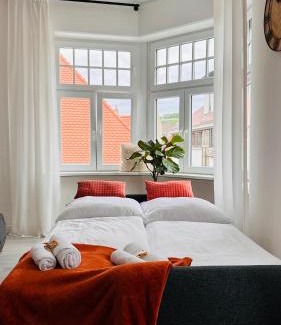 Lahr Apartment | AMAO Brown - City Center - 85 m2 - King-Size Bed - Private Parking - Storchenturm - bis 10 Pers 2Whg