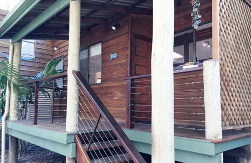 Ocean Shores House | Amaroo means "beautiful place", a cottage in tropical surrounds, close to beach.