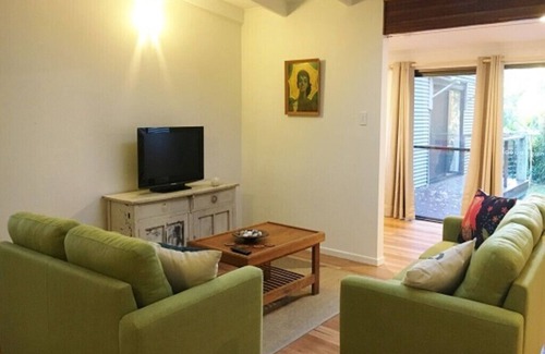 Ocean Shores House | Amaroo means "beautiful place", a cottage in tropical surrounds, close to beach.