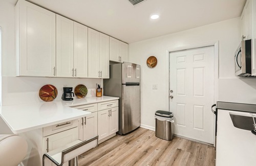 Singer Island Apartment | Amazing 2BR walking distance to Beach