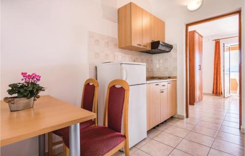 Klek Apartment | Amazing Apartment In Klek With Wifi