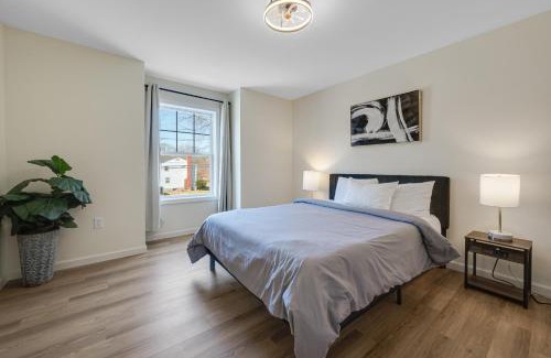 Maple Hill House | Amazing Entire Townhouse Sleeps 20 Group Favorite