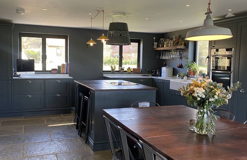 Upper Dicker Cottage | Amazing find! Elm Tree sleeps 10, hot tub & sauna. Near glyndbourne & lewes