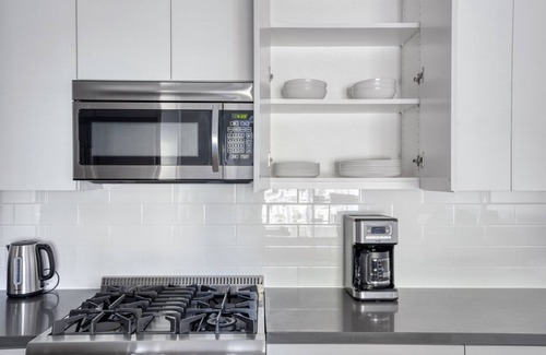 Sharon Heights Apartment | Amazing Menlo Park 1BR w/Gym, Pool & W/D, near Freeways, by Blueground