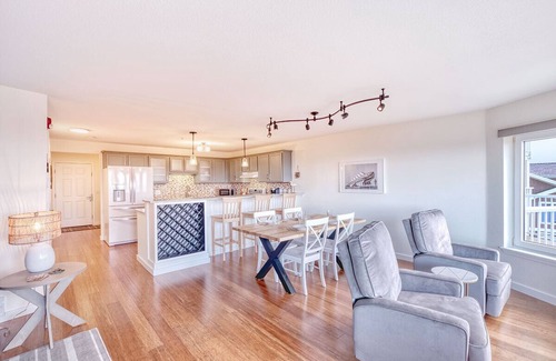 Long Beach Condo | AMAZING OCEAN VIEW, Pets Ok, Steps to Town and Beach (StayS)