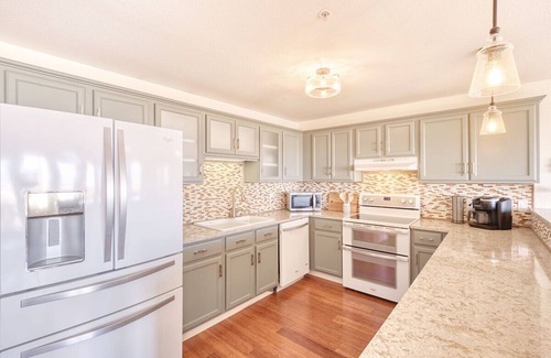 Long Beach Condo | AMAZING OCEAN VIEW, Pets Ok, Steps to Town and Beach (StayS)