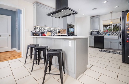 Cedar Hills House | Amazing Single Level Suburban Home, Pet Friendly, Fenced Backyard, Close 2 Nike, Shopping, Portland