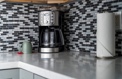 Cedar Hills House | Amazing Single Level Suburban Home, Pet Friendly, Fenced Backyard, Close 2 Nike, Shopping, Portland