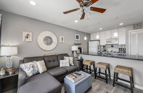 Galveston Condo | Amazing Sunsets! Sleeps 6! 3 pools!Dog friendly, great views!