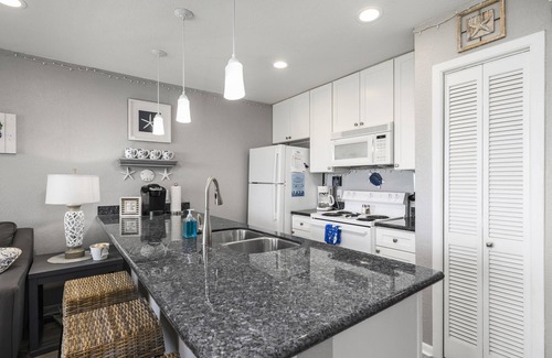 Galveston Condo | Amazing Sunsets! Sleeps 6! 3 pools!Dog friendly, great views!