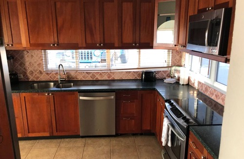 Flag Hill House | Amazing views and great location - 4 Bedroom Estate Bakekroe in St Thomas