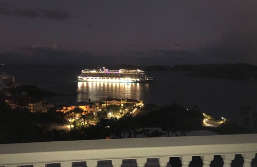 Flag Hill House | Amazing views and great location - 4 Bedroom Estate Bakekroe in St Thomas