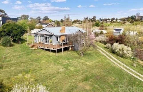 Clunes Cottage | Amazing views over iconic Mount Beckworth.