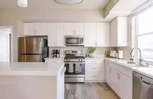 Sparks Apartment | Amazing Water View w/Jacuzzi & Sky Lounge