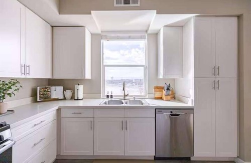 Sparks Apartment | Amazing Water View w/Jacuzzi & Sky Lounge