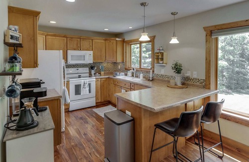 Ossipee House | Amazing Yard! Kayaks, Fire Pit, Games, Huge Family Room & More!