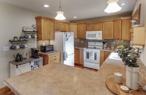 Ossipee House | Amazing Yard! Kayaks, Fire Pit, Games, Huge Family Room & More!