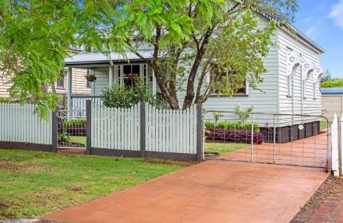 South Toowoomba House | Ambiente Cottage - Pet and Family Friendly