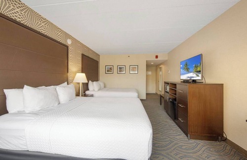 South Loop Hotel | Amenity Rich Double Queen Suite