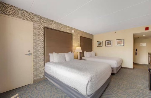 South Loop Hotel | Amenity Rich Double Queen Suite