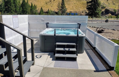 Naches Cabin | American Homestead Log Cabin with Gorgeous Scenic Views!