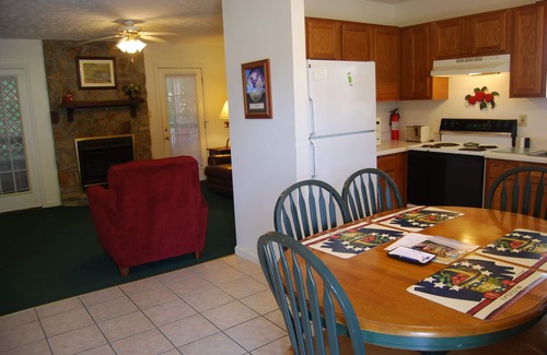 Russell Springs Cabin | Americana Hot Tub Cabin @ LakePointe Resort - no cleaning fees!