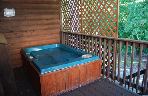 Russell Springs Cabin | Americana Hot Tub Cabin @ LakePointe Resort - no cleaning fees!