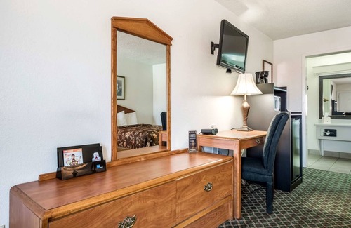 Paris Hotel | Americas Best Value Inn Paris