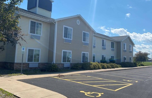 Oshkosh Hotel | AmericInn by Wyndham Oshkosh
