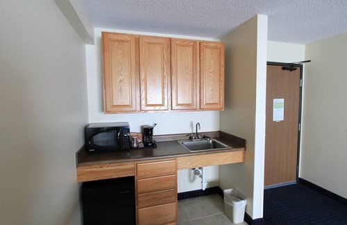 Cedar Rapids - Iowa City Hotel | AmericInn by Wyndham Cedar Rapids Airport