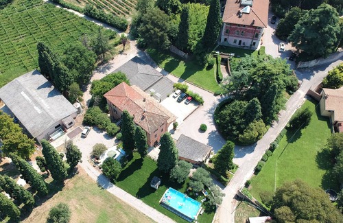 Sona House | Ampio Appartamento con Giardino e Patio tra i Vigneti