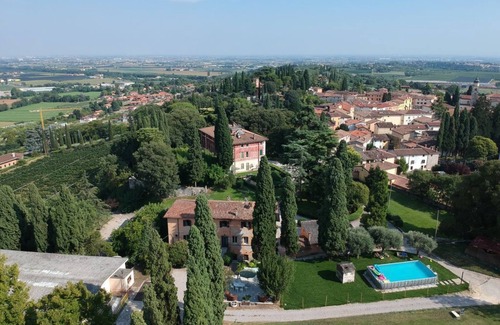 Sona House | Ampio Appartamento con Giardino e Patio tra i Vigneti