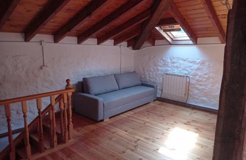 San Roque de Riomiera House | Amplia y cómoda casa de piedra con porche y jardín